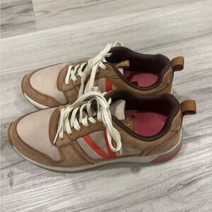 Vionic women’s Rechelle Tan Lace up sneakers walking shoes size 8